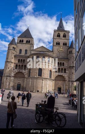 Trierer Dom, romanische hohe Kathedrale von St. Peter, Domplatz, Trier, Rheinland-Pfalz, Deutschland Stockfoto