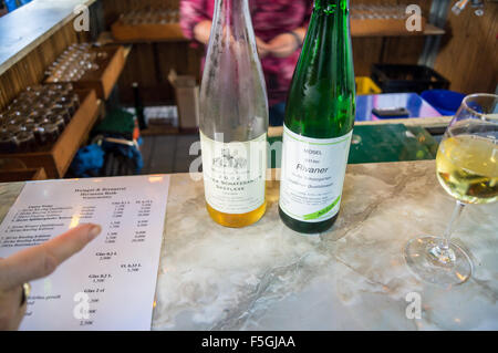 Flaschen Wolfer Schatzgarten Riesling und Rivaner Wein, Wolf Straßenfest, Mosel River, Rheinland-Pfalz, Deutschland Stockfoto