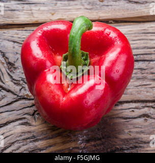 Frisch gewaschen rote Paprika auf dem Holztisch. Stockfoto