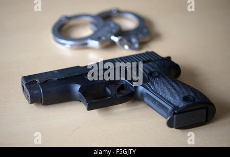 Berlin, Deutschland, Service Revolver und Handschellen an der Kriminalpolizei Stockfoto