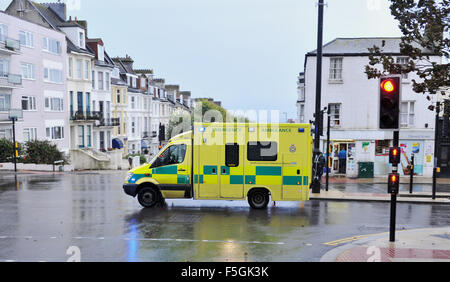 Ein Krankenwagen der NHS South East Coast Ambulance Service, der durch Brighton UK fährt Stockfoto