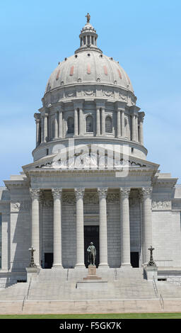 Vorderseite des Missouri State Capitol Gebäude in Jefferson City, Missouri - genäht aus 2 Bildern Stockfoto