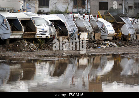 Blick auf stehendes Regenwasser nach starken Regenguss, die Probleme für Anwohner und Pendler zeigen die Fahrlässigkeit der betreffenden Abteilung am Bara Bus Stand in Peshawar auf Mittwoch, 4. November 2015 schafft. Stockfoto