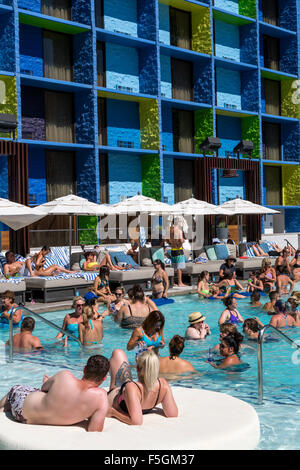 Las Vegas, Nevada.  Millennials entspannen am Pool, die Linq-Hotel. Stockfoto