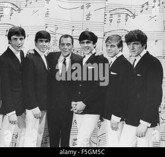 DIE DAVE CLARK FIVE englische Popgruppe mit Ed Sullivan in seiner New Yorker Fernsehshow 1966. Von links: Mike Smith, Denis Payton, Ed Sullivan, Dave Clark, Lenny Davidson, Rock Huxley Stockfoto