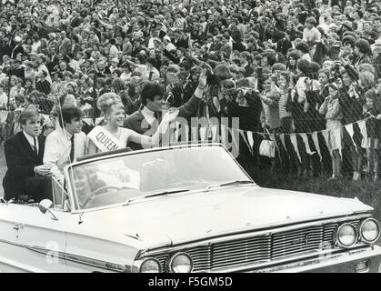 DIE englische Popgruppe DAVE CLARK FIVE in Roundhay Park, Leeds im Juni 1964 mit dem Gewinner eines lokalen Schönheitswettbewerbs. Foto: Tony Galew Stockfoto