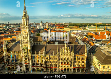 Marienplatz, neues Rathaus (Neues Rathaus), Glockenspiel, Frauenkirche mit Sky in München (Bayern, Deutschland) Stockfoto