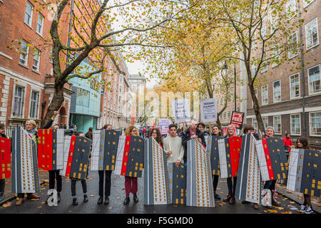 London, UK. 4. November 2015. Eine Studenten-Demonstration gegen Gebühren und viele andere Fragen beginnt in Malet Street und Köpfe für Westminster über das West End. Bildnachweis: Guy Bell/Alamy Live-Nachrichten Stockfoto