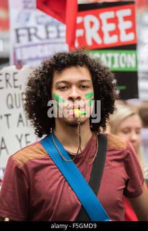 London, UK. 4. November 2015. Eine Studenten-Demonstration gegen Gebühren und viele andere Fragen beginnt in Malet Street und Köpfe für Westminster über das West End. Bildnachweis: Guy Bell/Alamy Live-Nachrichten Stockfoto