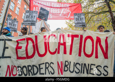 London, UK. 4. November 2015. Eine Studenten-Demonstration gegen Gebühren und viele andere Fragen beginnt in Malet Street und Köpfe für Westminster über das West End. Bildnachweis: Guy Bell/Alamy Live-Nachrichten Stockfoto