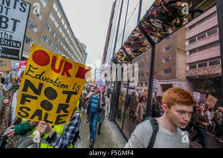 London, UK. 4. November 2015. Eine Studenten-Demonstration gegen Gebühren und viele andere Fragen beginnt in Malet Street und Köpfe für Westminster über das West End. Bildnachweis: Guy Bell/Alamy Live-Nachrichten Stockfoto