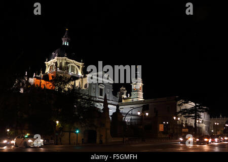 La Almudena-Kathedrale von Madrid bei Nacht, aufgenommen von der Calle Mayor. Stockfoto