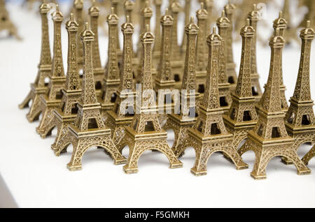 Viele Eiffelturm Statuen Miniaturen Stockfoto