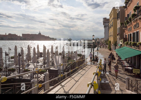 Venedig, Italien, der Waterfront Fondamenta Delle Zattere Canale della Giudecca auf Stockfoto