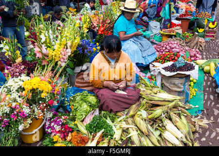 Pisac, Peru - Dezember 2013: Einheimische auf einem Markt in der Stadt von Pisac, im Heiligen Tal. Stockfoto