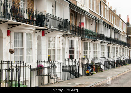 Terrasse des georgischen Häuser in Spencer Square, Ramsgate. Stockfoto