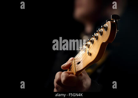 Gitarrist auf der Bühne - Nahaufnahme mit selektiven Fokus auf Gitarre Kopf Stockfoto