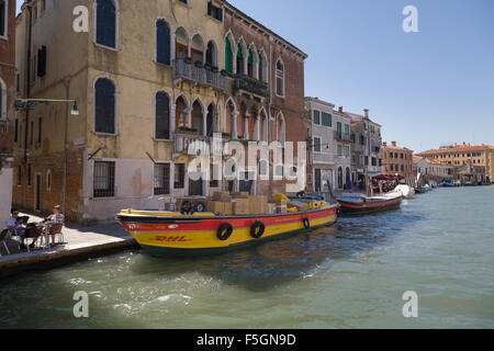 Venedig, Italien, A DHL Postboot auf den Canale di Cannaregio Stockfoto