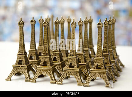 Viele Eiffelturm Statuen Miniaturen Stockfoto