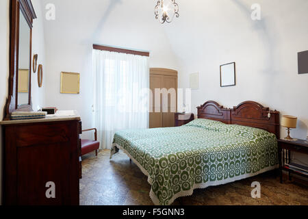 Altes Schlafzimmer mit Doppelbett in alten italienischen Haus Stockfoto