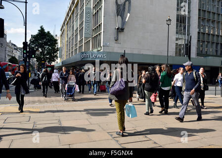 Käufer über Straße vor John Lewis Oxford Street London England Großbritannien UK Stockfoto