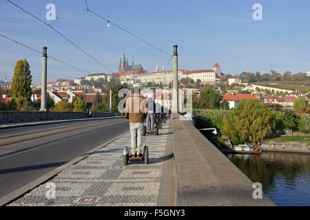 Segway PTs auf Manes-Brücke, Prag, Tschechische Republik Stockfoto