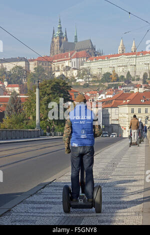 Segway PTs auf Manes-Brücke, Prag, Tschechische Republik Stockfoto