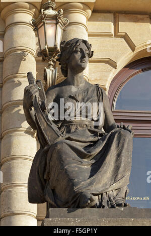Statue, Rudolfinum, Josefov (Jüdisches Viertel), Prag, Tschechische Republik Stockfoto