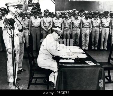 1945 - Zweiter Weltkrieg General MacArthur Zeichen Jap Kapitulation Bedingungen General Of The Army Douglas MacArthur Zeichen als der Oberste Alliierte Befehlshaber während der formellen Übergabe Zeremonien auf der USS Missouri in der Bucht von Tokio, 1. September. hinter General MacArthur sind Leutnant General Jonathan Wainwright, links, wer ergab sich die Japaner nach Bataan und Corregidor und Generalleutnant A. E. Percival, britischen Kommandanten, die die Japaner in Singapur übergeben. © Keystone Bilder USA/ZUMAPRESS.com/Alamy Live-Nachrichten Stockfoto