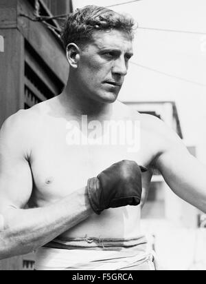 Vintage Foto von englischen Schwergewichts-Boxer Bombardier Billy Wells (1889 – 1967). Brunnen, aus dem East End von London, war britischen und Commonwealth-Schwergewichts-Champion von 1911 bis 1919. Er war auch bekannt als einen frühen Rang "Gongman" - die Person, die auffallend großen Gong zu Beginn der Rank Organisation Filme gesehen. Stockfoto