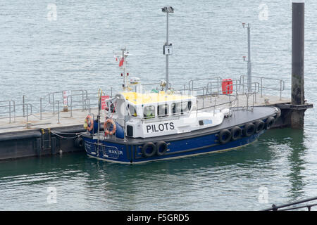 Piloten-Boot ankern in Sutton Harbour, Plymouth, Devon, England Stockfoto