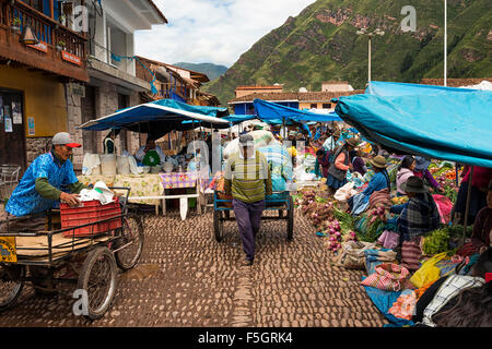 Pisac, Peru - Dezember 2013: Einheimische auf einem Markt in der Stadt von Pisac, im Heiligen Tal. Stockfoto