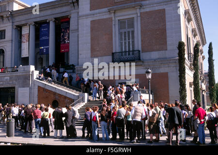 Spanien, Madrid, Museo del Prado, Leute stehen am Eingang Stockfoto