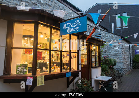 Jurassic Edelsteine-Laden im Zentrum von Lyme Regis. Jurassic Coast, UNESCO, Dorset, Charmouth, Klippen, Strand Stockfoto