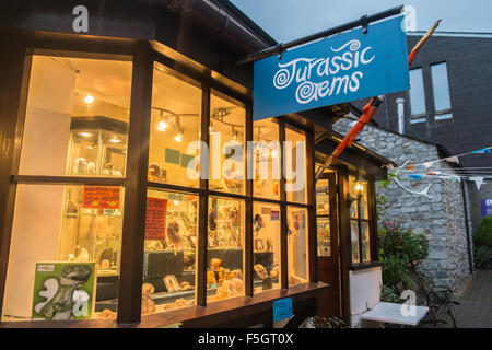 Jurassic Edelsteine-Laden im Zentrum von Lyme Regis. Jurassic Coast, UNESCO, Dorset, Charmouth, Klippen, Strand Stockfoto