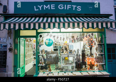 Lyme Regis-Geschenk-Shop im Zentrum von Lyme Regis Abend. Jurassic Coast, UNESCO, Dorset, Charmouth, Klippen, Strand Stockfoto