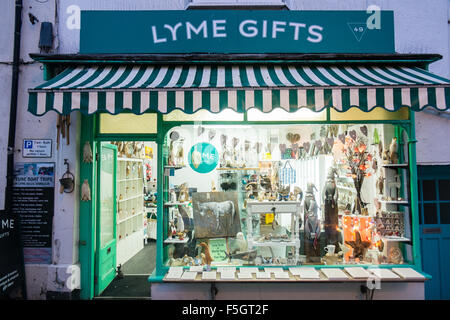 Lyme Regis-Geschenk-Shop im Zentrum von Lyme Regis Abend. Jurassic Coast, UNESCO, Dorset, Charmouth, Klippen, Strand Stockfoto