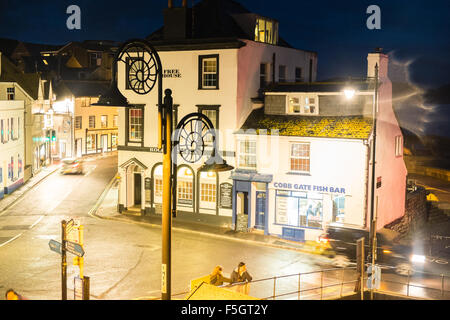 Ammonit Straßenleuchten, Fish &amp; Chips-Shop im Zentrum von Lyme Regis Abend. Jurassic Coast, UNESCO, Dorset, Charmouth, Klippen, Strand Stockfoto