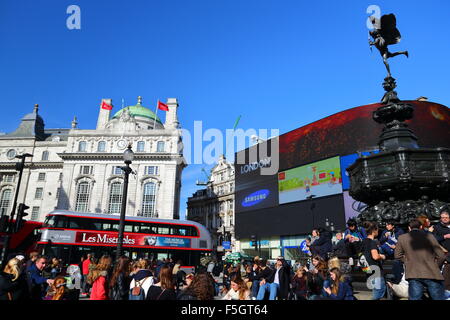 Touristen in London Piccadilly Circus im Sommer Stockfoto