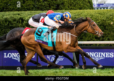 Lexington, Kentucky, USA. 31. Oktober 2015. 31. Oktober 2015: Gefunden (IRE), geritten von Ryan L. Moore, gewinnt die Longines Breeders' Cup Turf (Grad I) in Lexington, Kentucky am 31. Oktober 2015. Sue Kawczynski/ESW/CSM/Alamy Live-Nachrichten Stockfoto