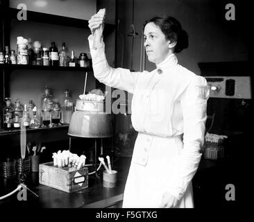 ALICE CATHERINE EVANS (1881 – 1975) US-amerikanischer Mikrobiologe über 1915 während der Arbeit für das Department of Agriculture. Foto: Bain Stockfoto