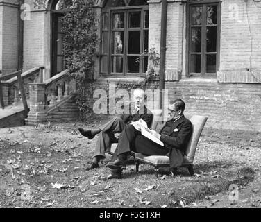 ANTHONY EDEN und Sir Alexander Cadogan auf dem Gelände der britischen Botschaft während der Teheran-Konferenz im November/Dezember 1943. Foto Lewis Gale Stockfoto