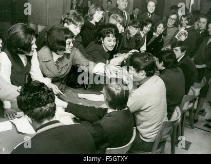 DIE DAVE CLARK fünf englischen pop-Gruppe in New York im 1964 Autogramme für die fans Stockfoto