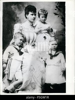 1915 - Queen Mary, dann die Herzogin von York, mit Prinz Edward (die wurde von Edward VIII. und später Herzog von Windsor), Prinz Albert (rechts), die George VI und Prinzessin Mary, jetzt die Princess Royal wurde. © Keystone Bilder USA/ZUMAPRESS.com/Alamy Live-Nachrichten Stockfoto