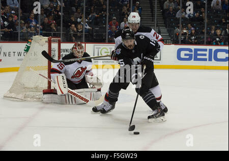 New York, NY, USA. 3. November 2015. New York Islanders rechten Flügel CAL CLUTTERBUCK (15) arbeitet den Puck gegen die New Jersey Devils Verteidiger DAMON SEVERSON (28) in der 1. Spielzeit ein NHL-Eishockey-Spiel bei Barclays Center, Dienstag, 3. November 2015. © Bryan Smith/ZUMA Draht/Alamy Live-Nachrichten Stockfoto
