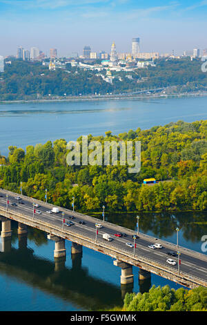 Draufsicht auf Paton Brücke und Kiewer Höhlenkloster. Ukraine Stockfoto
