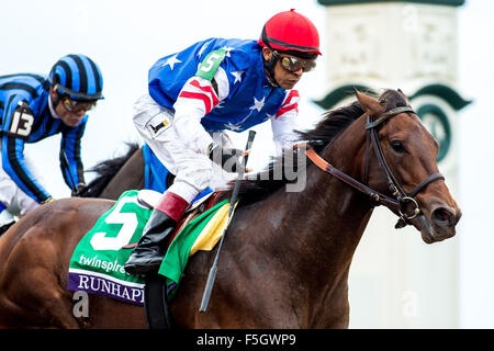 31. Oktober 2015 - Lexington, Kentucky, USA - 31. Oktober 2015: Runhappy, geritten von Edgar S. Prado, gewinnt die TwinSpires Breeders' Cup Sprint (Grad I) in Lexington, Kentucky am 31. Oktober 2015. Zoe-Metz/ESW/CSM Stockfoto