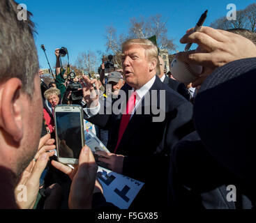 Concord, New Hampshire, USA. 4. November 2015. DONALD TRUMP erreicht im Repräsentantenhaus, seine Papiere, für das Präsidentenamt in New Hampshire primäre Datei. Bildnachweis: Brian Cahn/ZUMA Draht/Alamy Live-Nachrichten Stockfoto