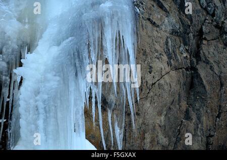 massive Eis und Eiszapfen hängen von einem großen Felsen-Seite auf dem Berg Kaperdalen in Nord-Norwegen Stockfoto