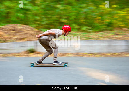 Mann auf einem Longboard bewegen schnell während des DH - Race Wettbewerb in Kiew, Ukraine Stockfoto